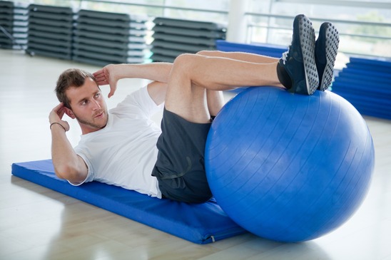Abdominal com bola de Pilates