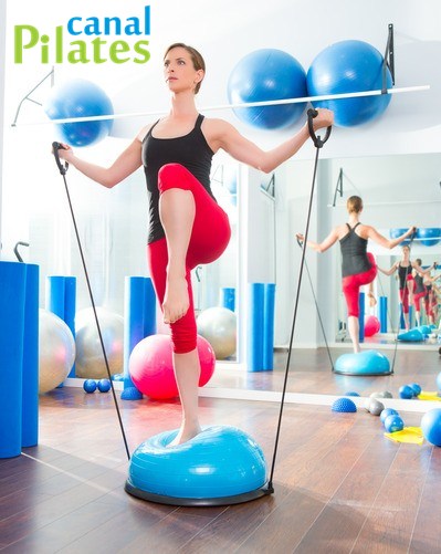 Exercício no Bosu com Extensores