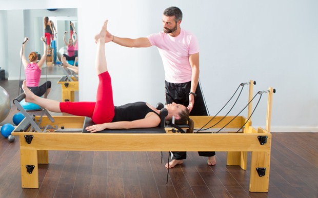 Exercício de Pilates para pernas no Reformer 