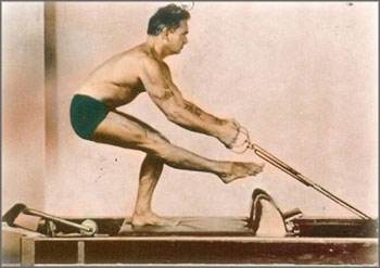 foto colorida joseph pilates no reformer