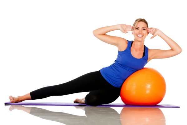 mulher-pilates-casa-bola